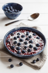 Smoothie Bowl mit Blaubeeren und Kokosnussflocken - EVGF002920