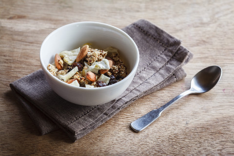 Hausgemachtes Müsli aus Hafer, Mandeln, Quinoa, Rosinen und getrockneten Apfelringen, lizenzfreies Stockfoto