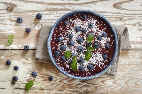 Smoothie Bowl mit Blaubeeren und Kokosnussflocken - EVGF002927