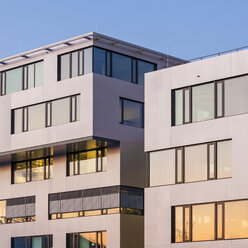 Deutschland, Leinfelden-Echterdingen, Blick auf moderne Bürogebäude - WDF003585