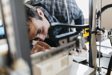 Worker controlling a model, 3D printer - JRFF000542