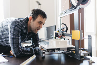 Arbeiter, der ein Modell kontrolliert, 3D-Drucker - JRFF000545