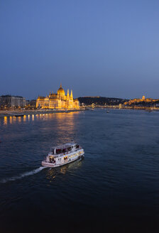 Ungarn, Budapest, Touristenboote auf der Donau, Parlamentsgebäude im Hintergrund - TKF000441