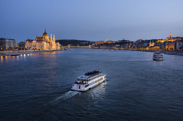 Ungarn, Budapest, Touristenboote auf der Donau, Parlamentsgebäude im Hintergrund - TKF000442