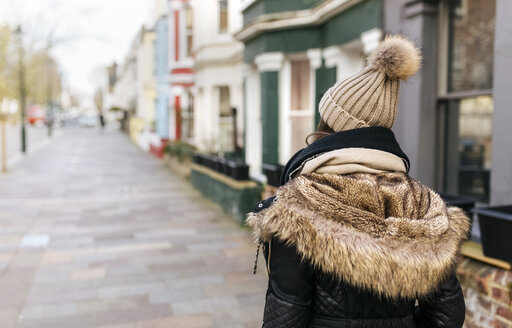 UK, London, Rückenansicht einer jungen Frau auf dem Bürgersteig in Notting Hill - MGOF001719