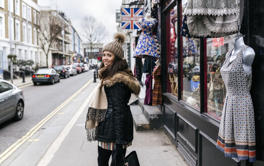 UK, London, Notting Hill, lächelnde junge Frau auf Einkaufstour - MGOF001724