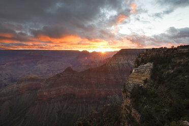 USA, Arizona, Blick auf den Grand-Canyon-Nationalpark bei Sonnenaufgang - EPF000070