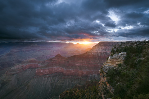 USA, Arizona, Blick auf den Grand-Canyon-Nationalpark bei Sonnenaufgang, lizenzfreies Stockfoto