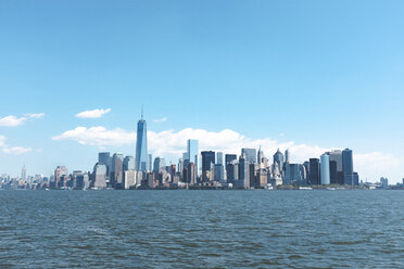 USA, New York City, Blick auf die Skyline von Manhattan und den East River - GIOF000881