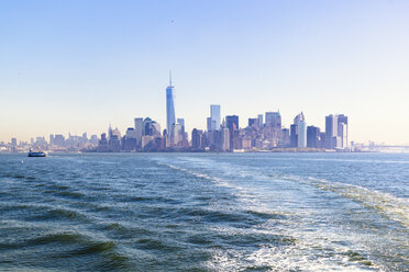 USA, New York City, Blick auf die Skyline von Manhattan und den East River bei Gegenlicht - GIOF000882