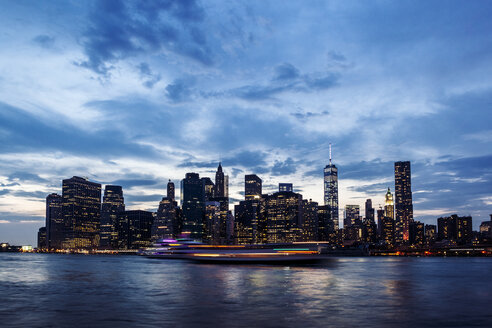 USA, New York City, Blick von Brooklyn auf die Skyline von Manhattan und den East River in der Abenddämmerung - GIOF000883