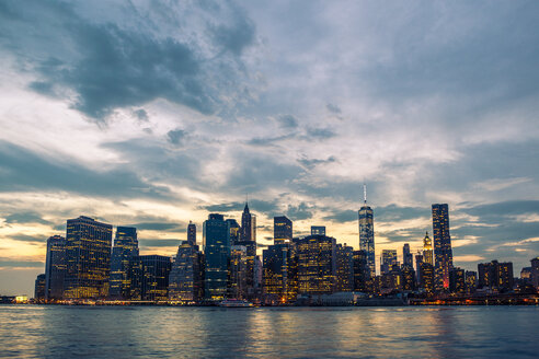 USA, New York City, Blick von Brooklyn auf die Skyline von Manhattan und den East River bei Sonnenuntergang - GIOF000885