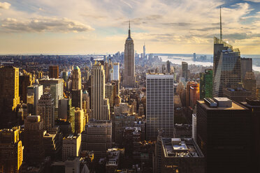 USA, New York City, Manhattan bei Sonnenuntergang von oben gesehen - GIOF000886