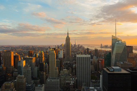 USA, New York City, Manhattan bei Sonnenuntergang von oben gesehen, lizenzfreies Stockfoto