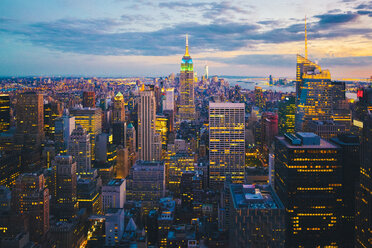 USA, New York City, Manhattan am Abend von oben gesehen beleuchtet - GIOF000893