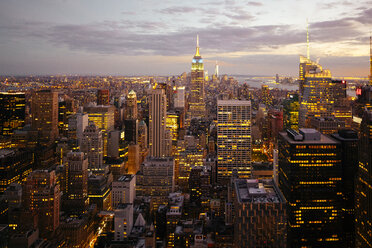 USA, New York City, Manhattan am Abend beleuchtet, von oben gesehen - GIOF000894