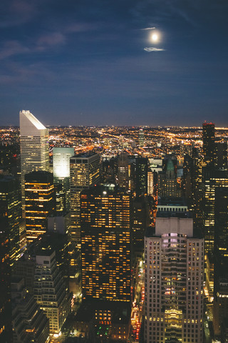 USA, New York City, Manhattan bei Nacht von oben gesehen beleuchtet, lizenzfreies Stockfoto