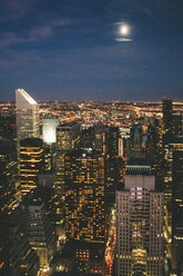 USA, New York City, Manhattan bei Nacht von oben gesehen beleuchtet - GIOF000895