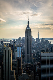 USA, New York City, Manhattan mit Blick auf das Empire State Building - GIOF000896