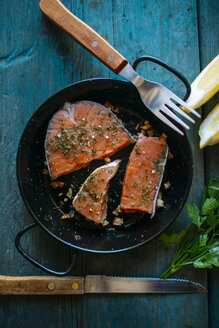 Lachsfilets in der Pfanne mit Petersilie und Knoblauch - KIJF000327