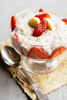 Glas Bananen-Chia-Pudding mit Erdbeeren - HAWF000880