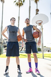Zwei junge Männer stehen auf einem Basketballplatz im Freien - LEF000094