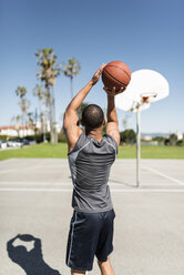 Young man practicing on outdoor court - LEF000100