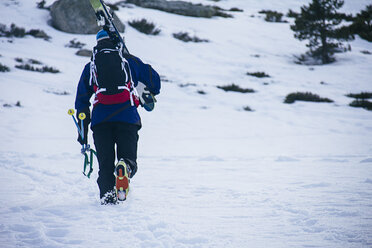 Mann mit Skiern und Rucksack zu Fuß im Schnee - ABZF000358