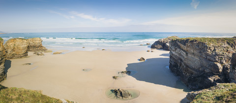 Spanien, Ribadeo, Playa de Las Catedrales, Sonniger Morgen am Strand, lizenzfreies Stockfoto