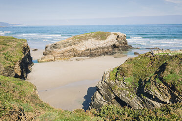 Spanien, Ribadeo, Playa de Las Catedrales, Sonniger Morgen am Strand - EPF000077