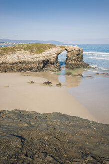 Spain, Ribadeo, Playa de Las Catedrales, rock arch on beach - EPF000078