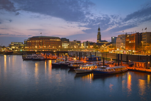 Deutschland, Hamburg, Hafen mit Sankt Michaelis Kirche im Hintergrund, Abendstimmung - RJF000580