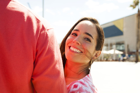 Porträt einer glücklichen Frau an der Seite ihres Freundes, lizenzfreies Stockfoto