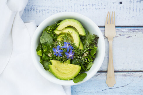 Detox Bowl aus verschiedenen Salaten, Gemüse, Kresse, Quinoa, Avocado und Sternblumen - LVF004758