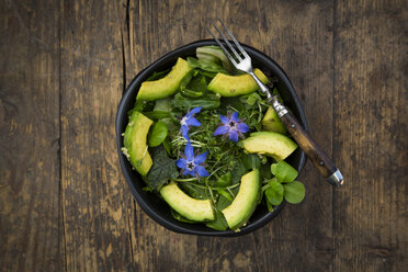 Detox Bowl aus verschiedenen Salaten, Gemüse, Kresse, Quinoa, Avocado und Sternblumen - LVF004761