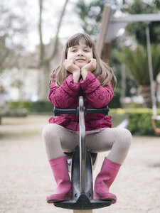 Porträt eines Mädchens auf dem Spielplatz - XCF000081
