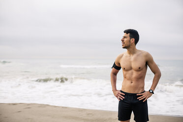 Sportlicher junger Mann am Strand stehend - EBSF001311
