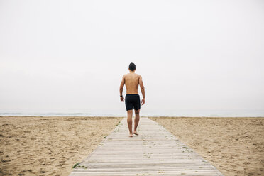 Junger Mann auf der Strandpromenade am Strand - EBSF001351