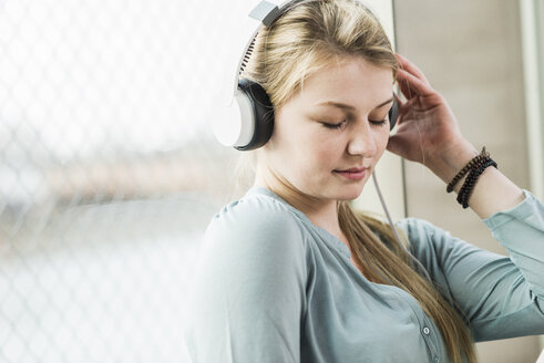 Entspannte junge Frau beim Musikhören - UUF006998