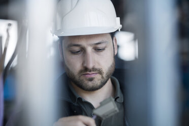 Portrait of young technician - SGF002024