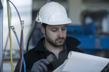 Junger Techniker mit Schutzhelm - SGF002025