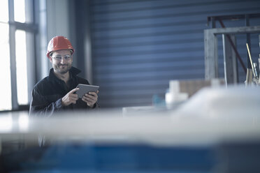 Junger Techniker bei der Arbeit mit einem Tablet-PC - SGF002034