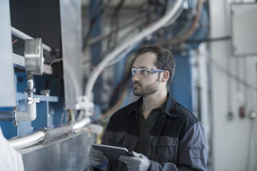 Junger Techniker bei der Arbeit mit einem Tablet-PC - SGF002038