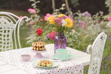 Lütticher Waffeln am gedeckten Gartentisch - ECF001876