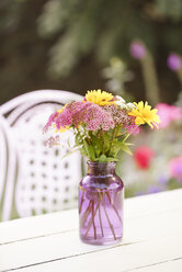 Blumenstrauß auf einem sommerlichen Gartentisch - ECF001878