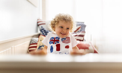 Porträt eines glücklichen kleinen Jungen zu Hause - MGOF001754