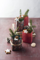 Papiertüten mit Nüssen und Weihnachtsgebäck - MYF001449