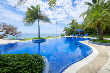 Mexiko, Punta de Mita, Schwimmbad mit Blick auf das Meer - ABAF001991