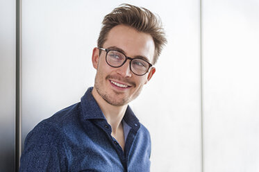 Portrait of smiling young man wearing glasses - DIGF000310