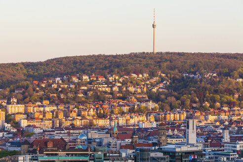 Deutschland, Stuttgart, Stadtbild mit Fernsehturm am Abend - WDF003591